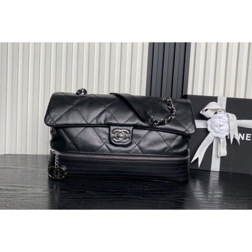 Chanel Expandable Shoulder bag in Black Leather