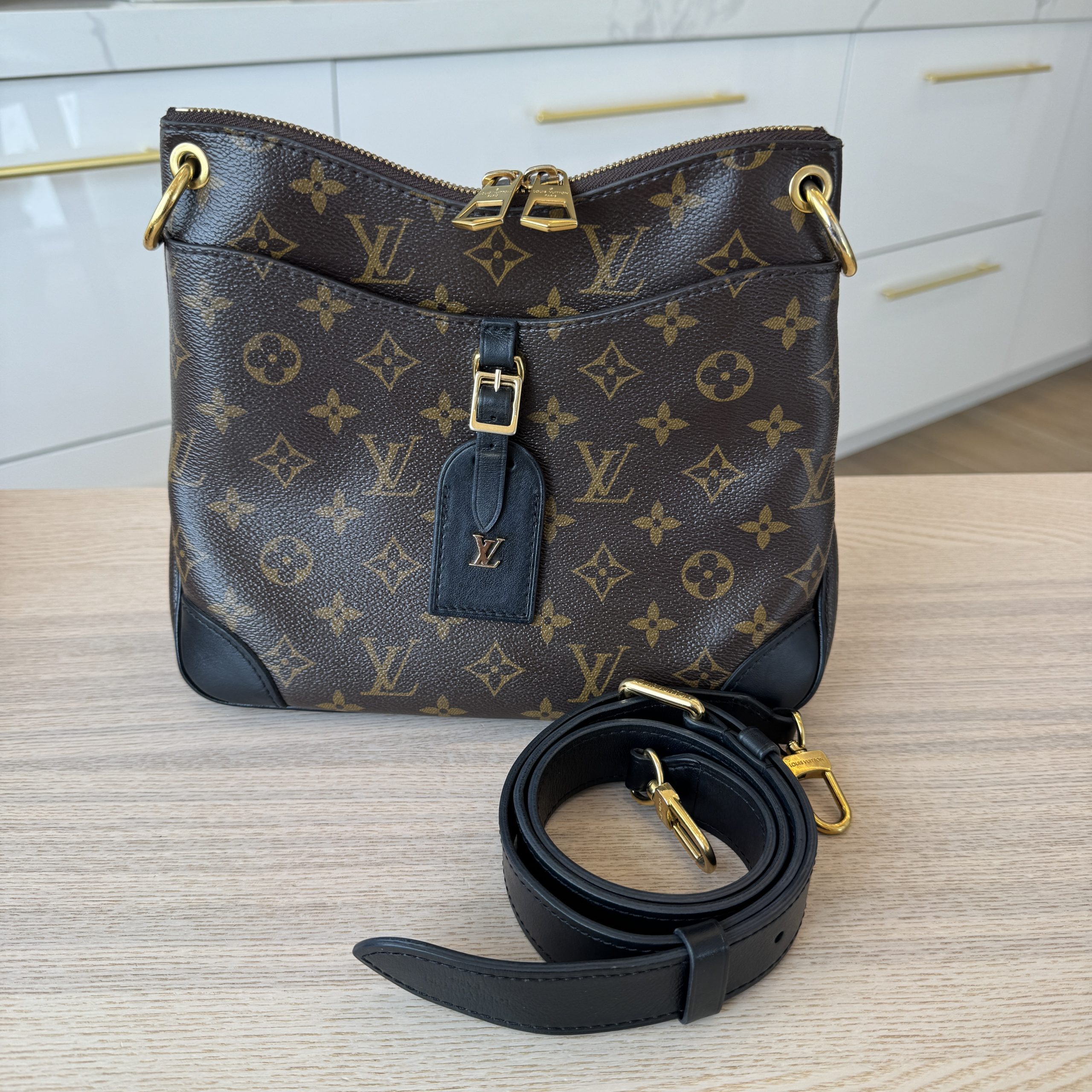 Luxury Louis Vuitton Speedy bag available at Best Quality Replica Luxury Shoes
