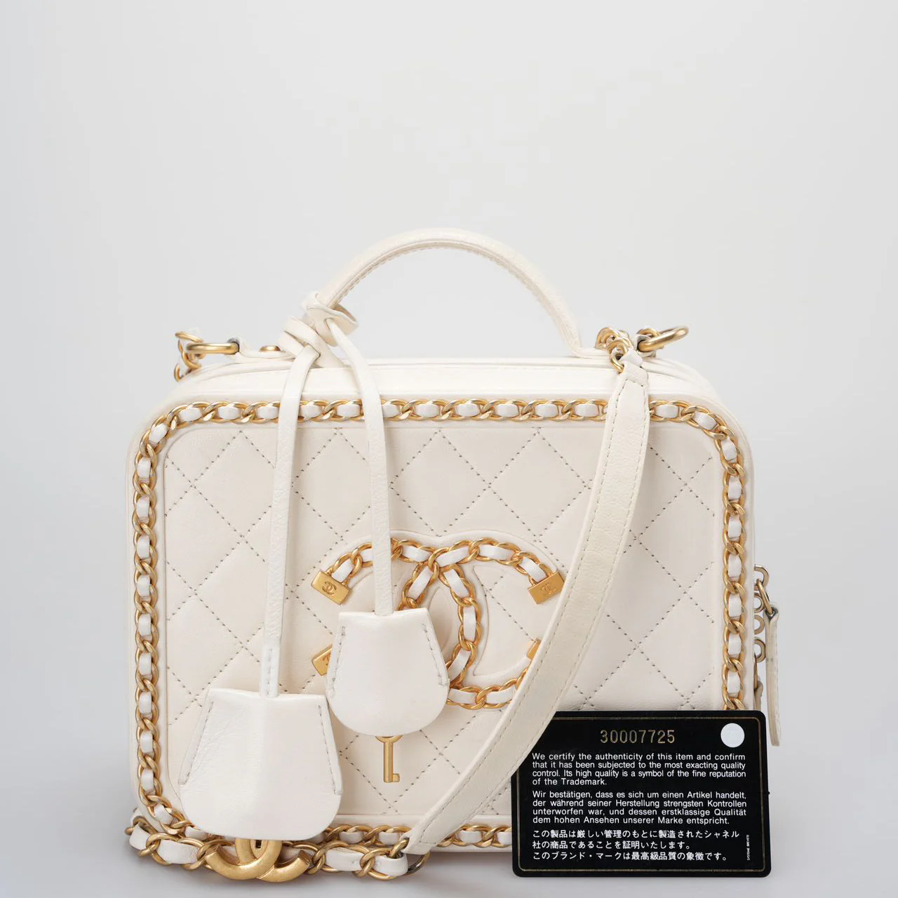 used-Chanel White vanity case Bag in Quilted Leather CC Filigree Chain Around-MILOURA