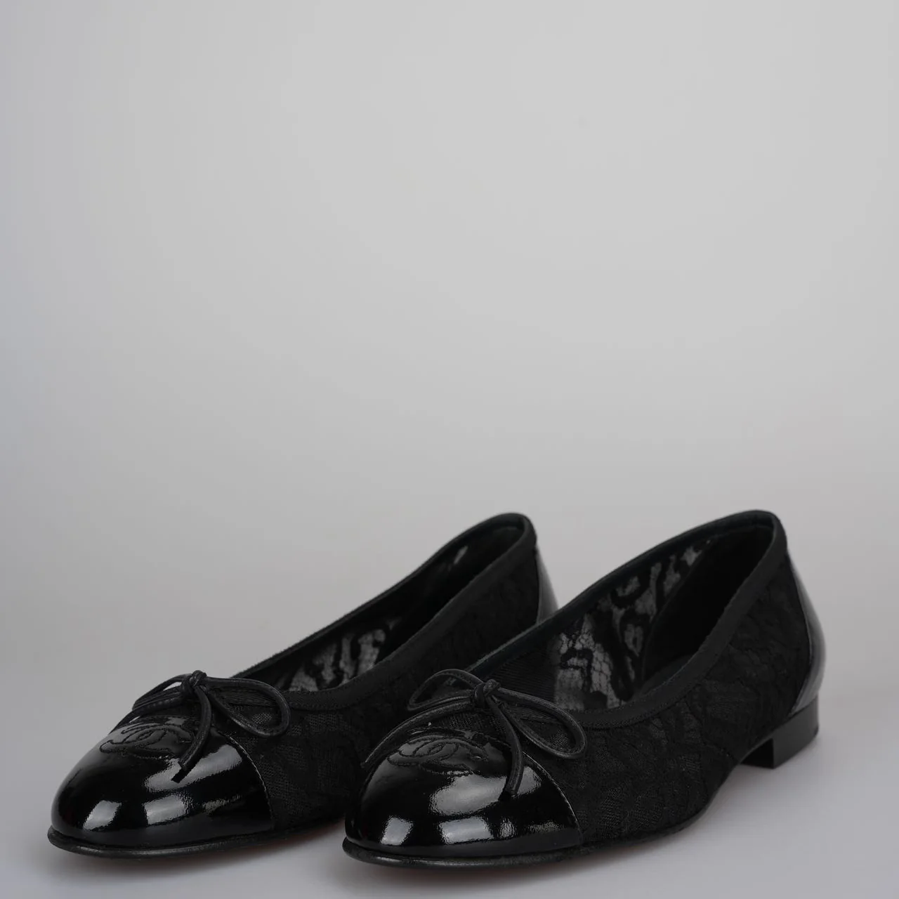 used-Chanel Black Lace and Patent Leather CC Bow Cap Toe Ballet Flats Size 38-MILOURA