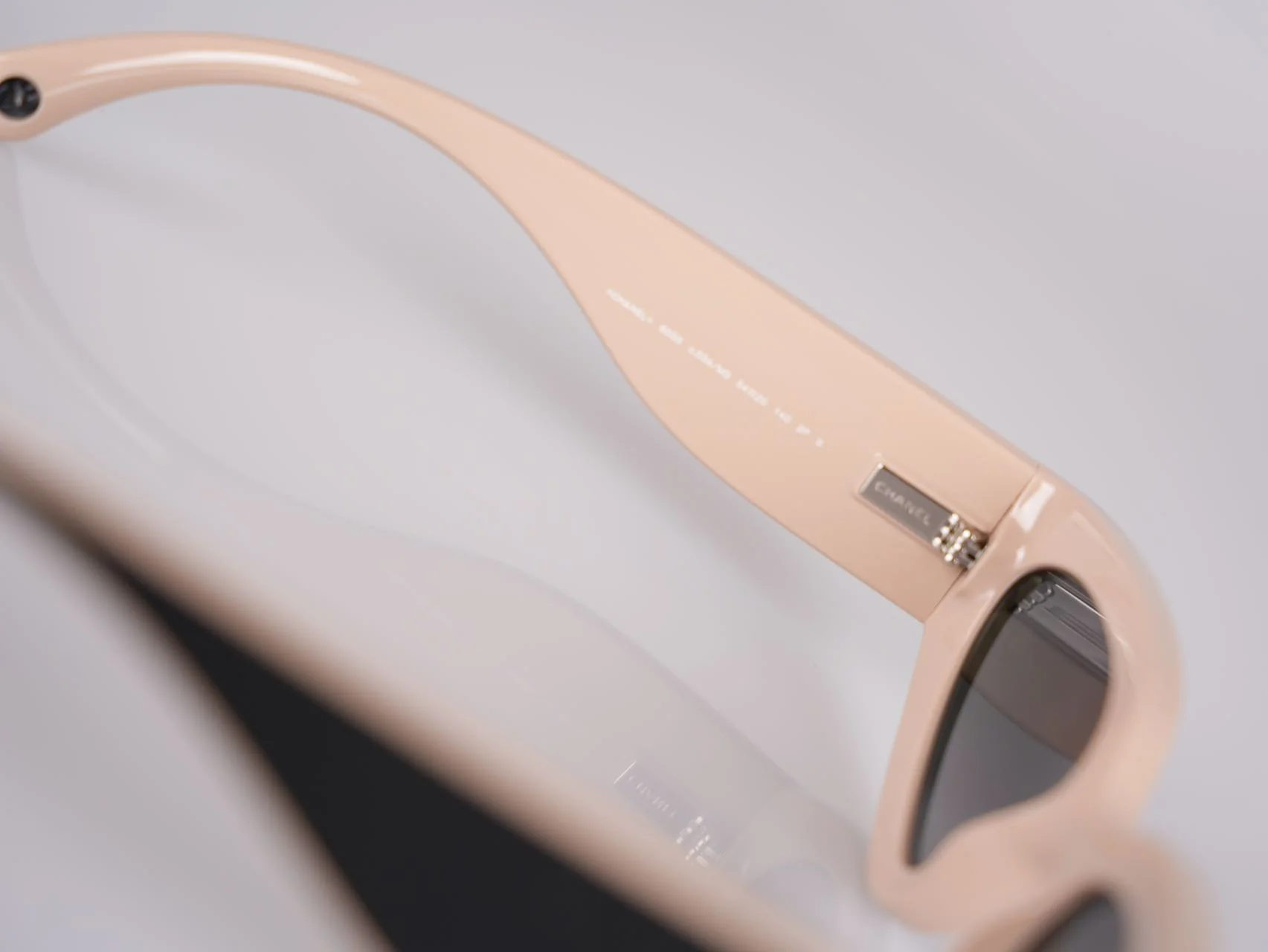 used-Chanel Cat Eye Sunglasses with CC Logo Black and Beige-MILOURA