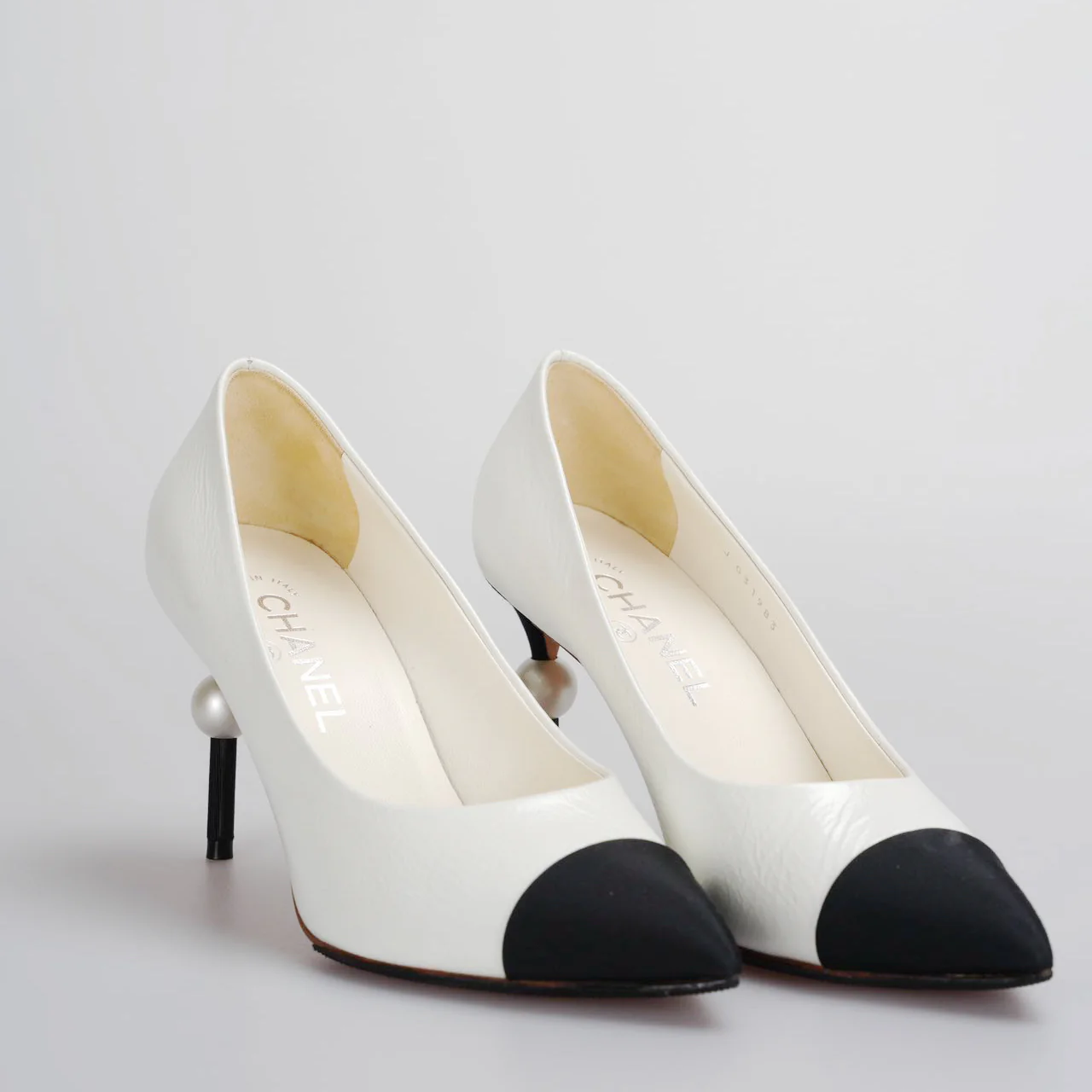 used-Chanel white black pumps with pearl CC logo 38-MILOURA