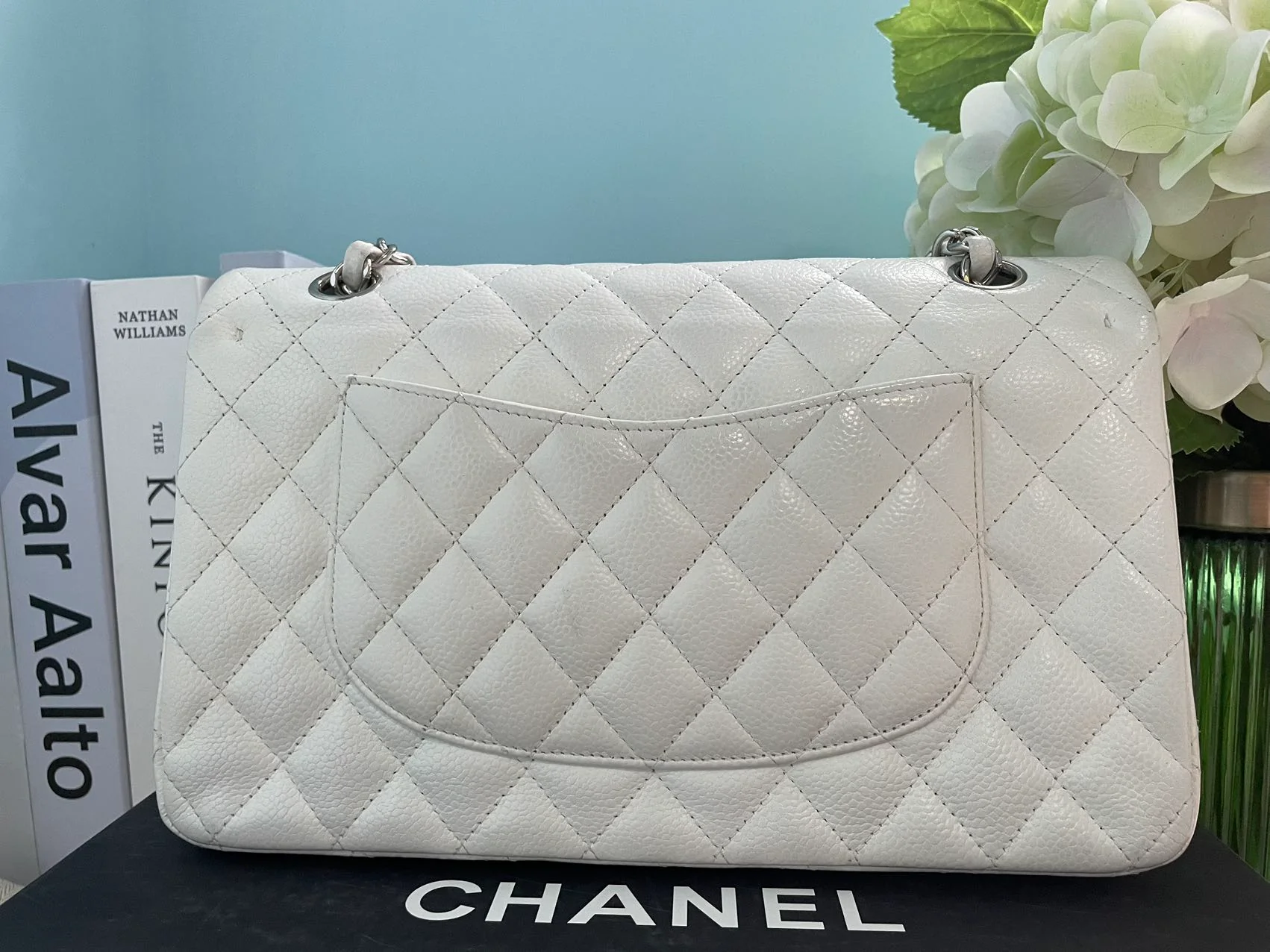 Sac à rabat Chanel Classic blanc en cuir caviar moyen avec finitions argentées