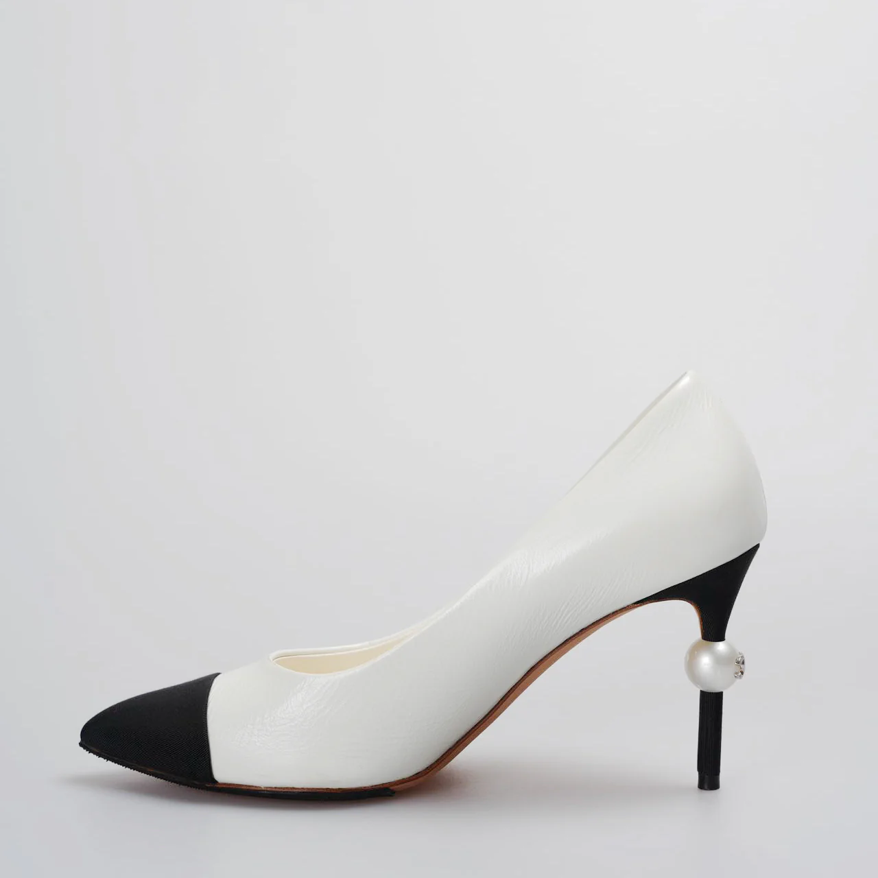 used-Chanel white black pumps with pearl CC logo 38-MILOURA