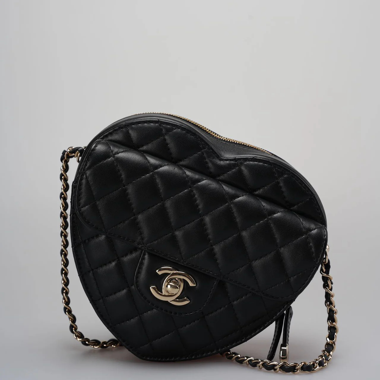 used-Chanel Lambskin Quilted CC In Love big Heart Clutch With Chain in Black-MILOURA