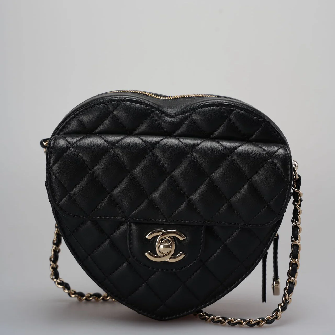 used-Chanel Lambskin Quilted CC In Love big Heart Clutch With Chain in Black-MILOURA