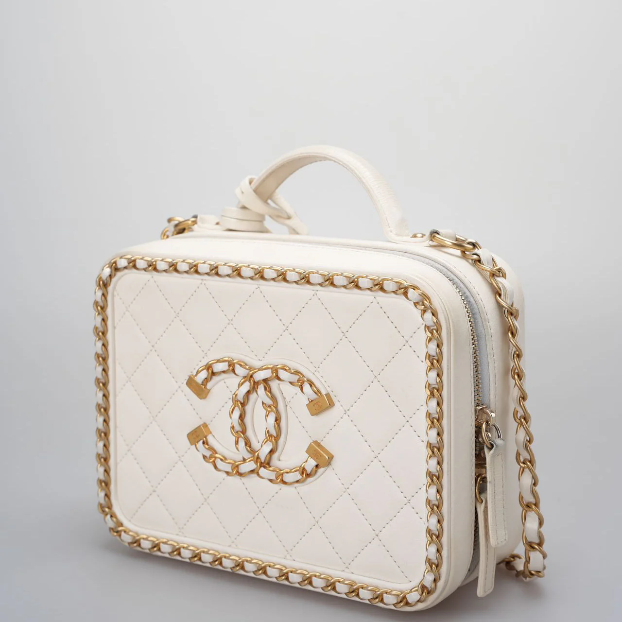 used-Chanel White vanity case Bag in Quilted Leather CC Filigree Chain Around-MILOURA