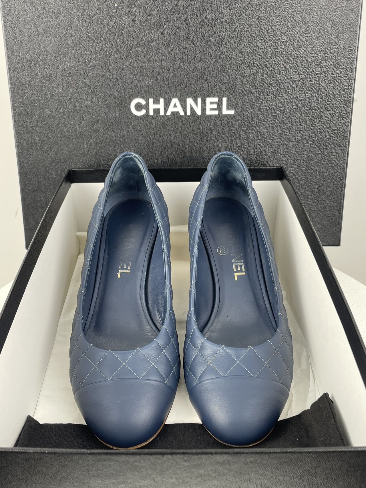 used-Chanel navy blackCalfskin Quilted Cap Toe Camellia Pumps 37.5 with Cc logo-MILOURA