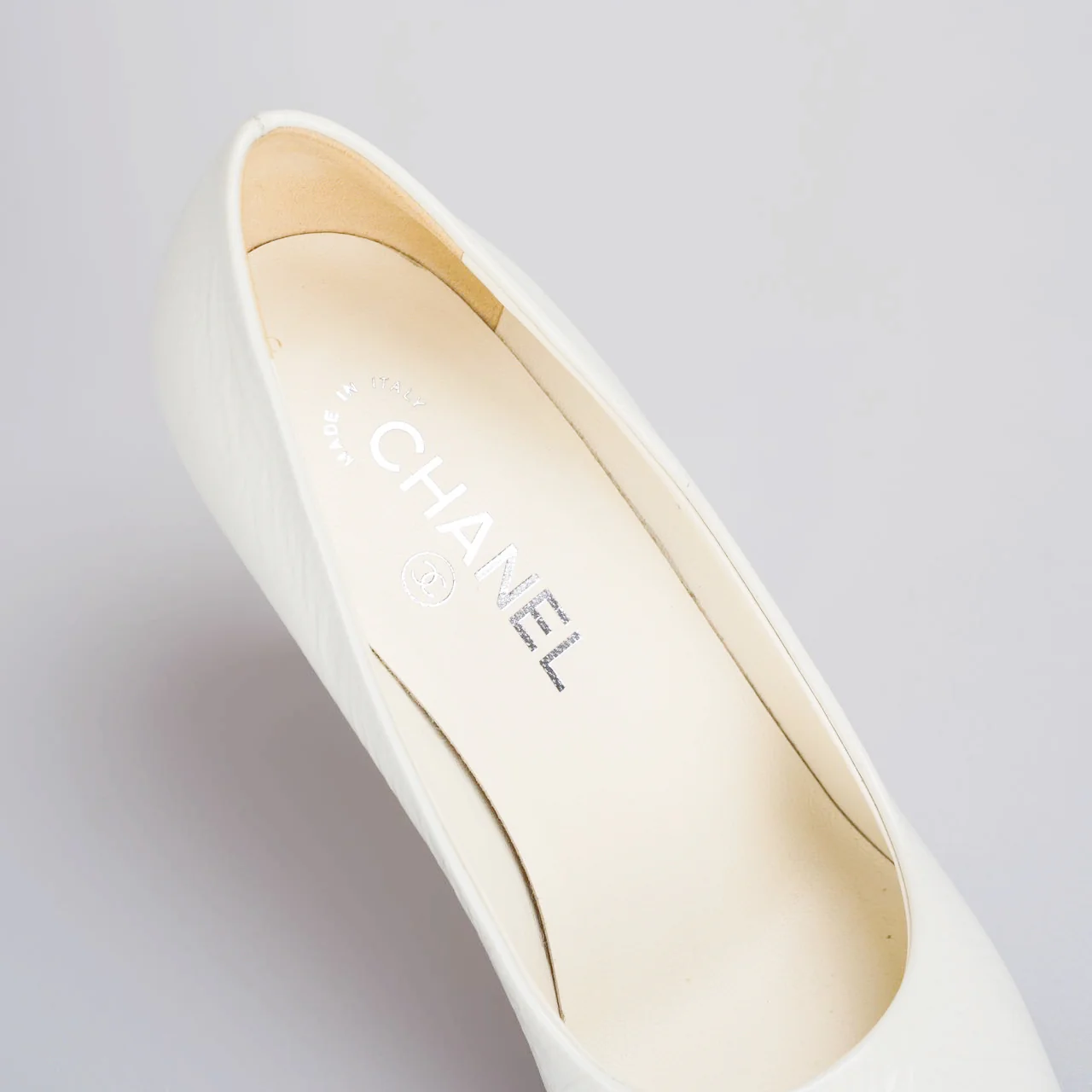 used-Chanel white black pumps with pearl CC logo 38-MILOURA