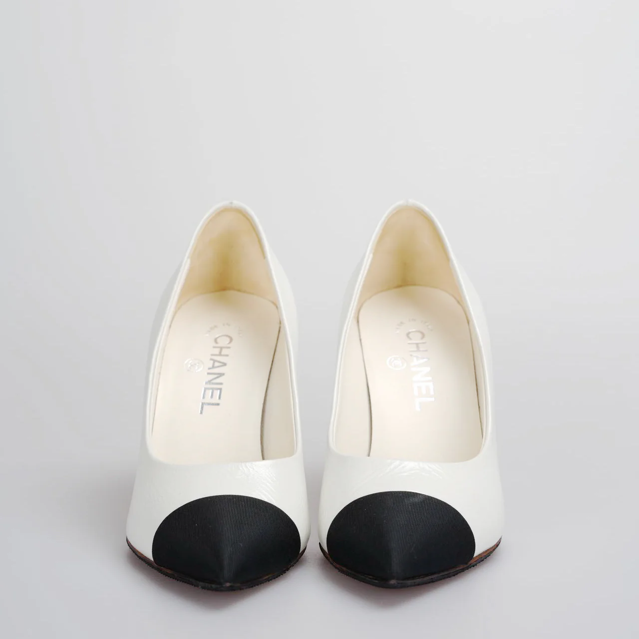 used-Chanel white black pumps with pearl CC logo 38-MILOURA
