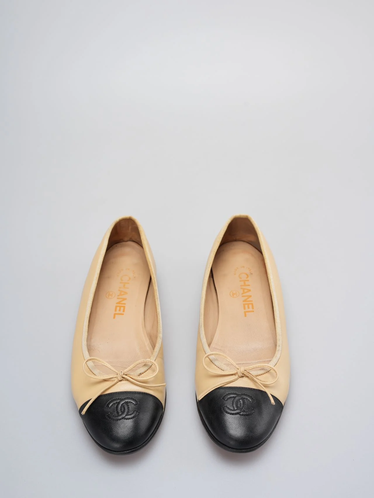 used-Chanel Beige/Black Leather CC Bow Cap Toe Ballet Flats Size 37 .5-MILOURA