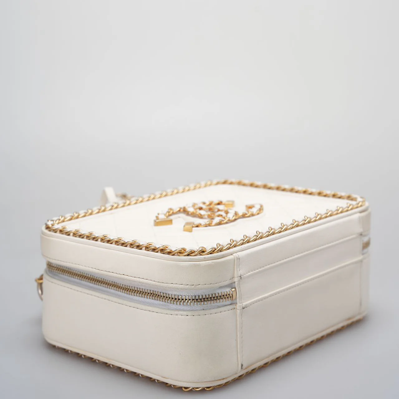 used-Chanel White vanity case Bag in Quilted Leather CC Filigree Chain Around-MILOURA