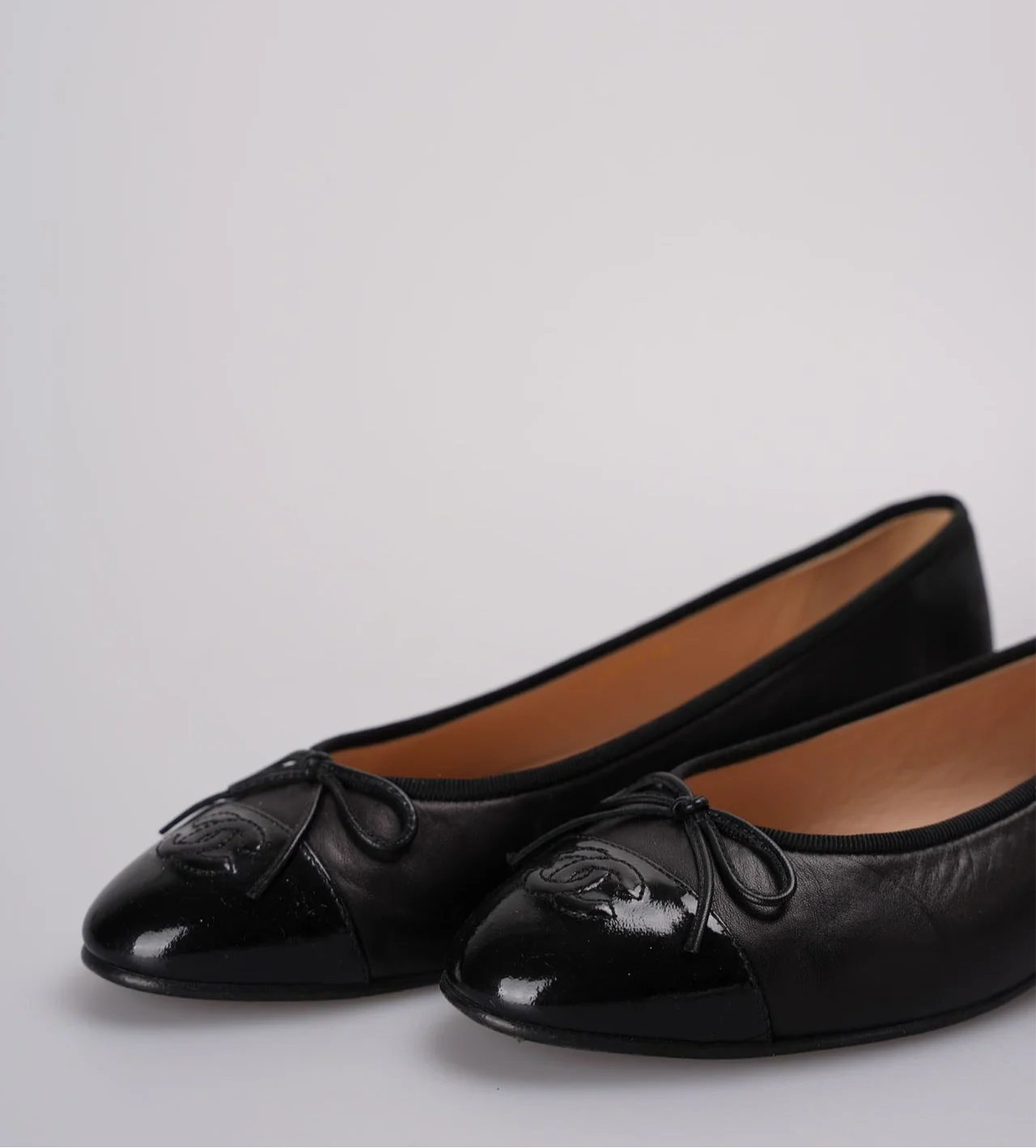 used-Chanel ballet flats in black leather with contrasting black patent toe and embossed interlaced Chanel C logo size 40-MILOURA