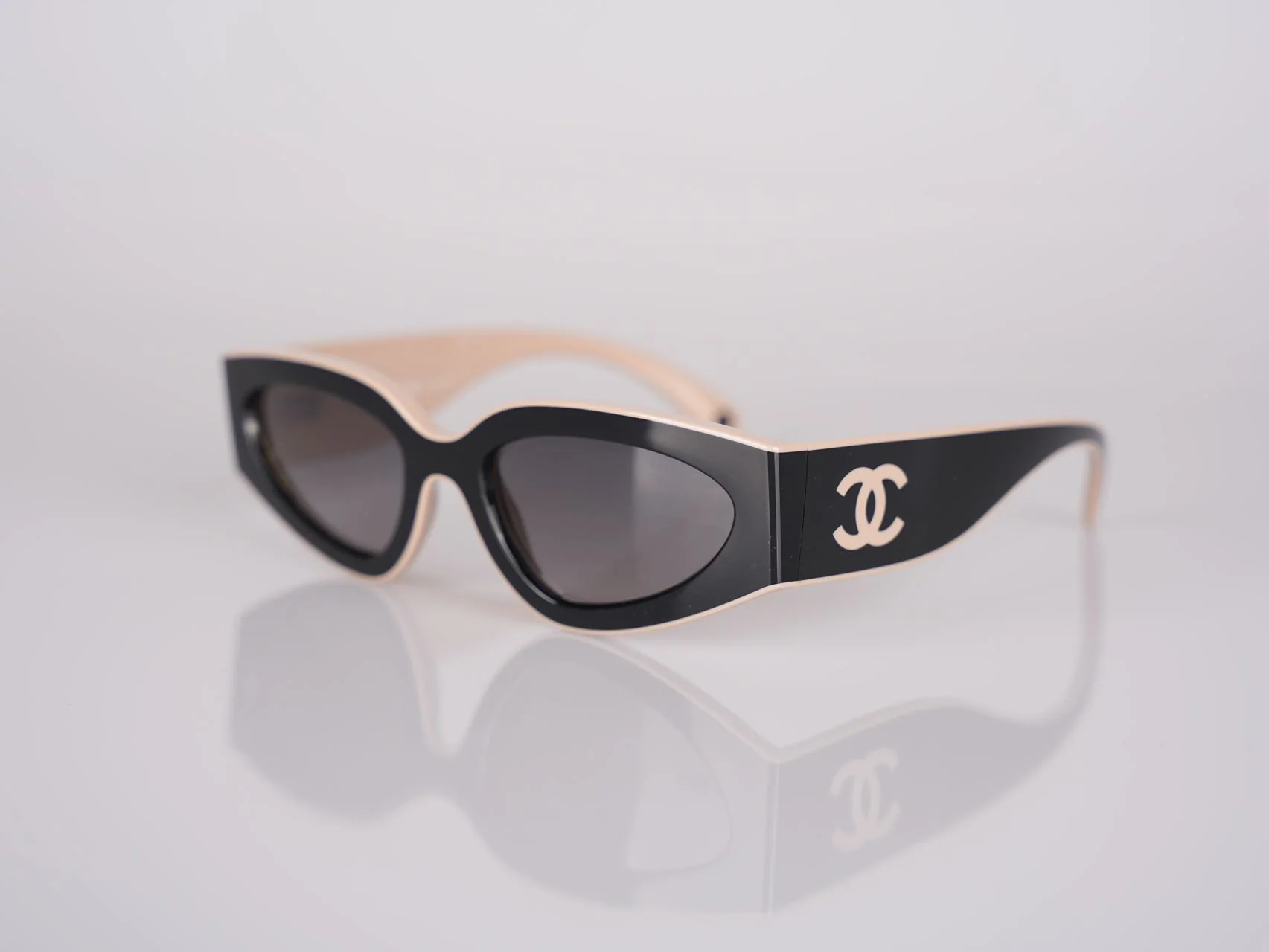 used-Chanel Cat Eye Sunglasses with CC Logo Black and Beige-MILOURA