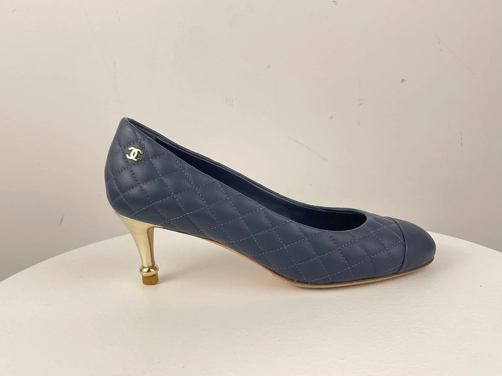 used-Chanel navy blackCalfskin Quilted Cap Toe Camellia Pumps 37.5 with Cc logo-MILOURA
