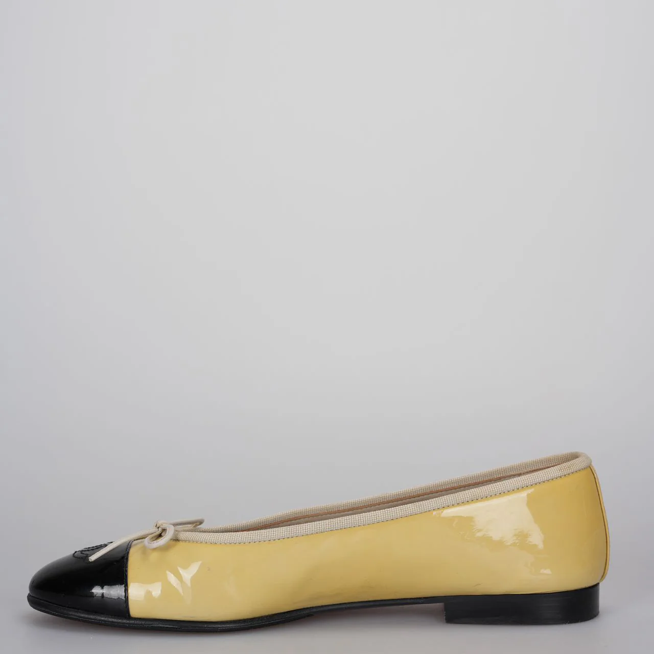 used-Chanel Beige/Black Patent Leather CC Ballet Flats Size 40-MILOURA