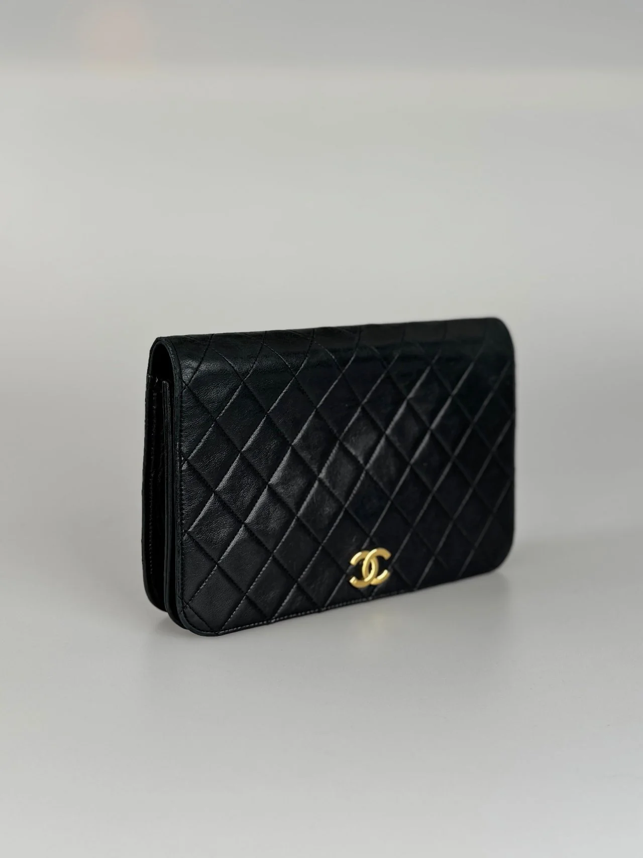 used-Chanel vintage Matelassé Lambskin Shoulder Bag Black-MILOURA