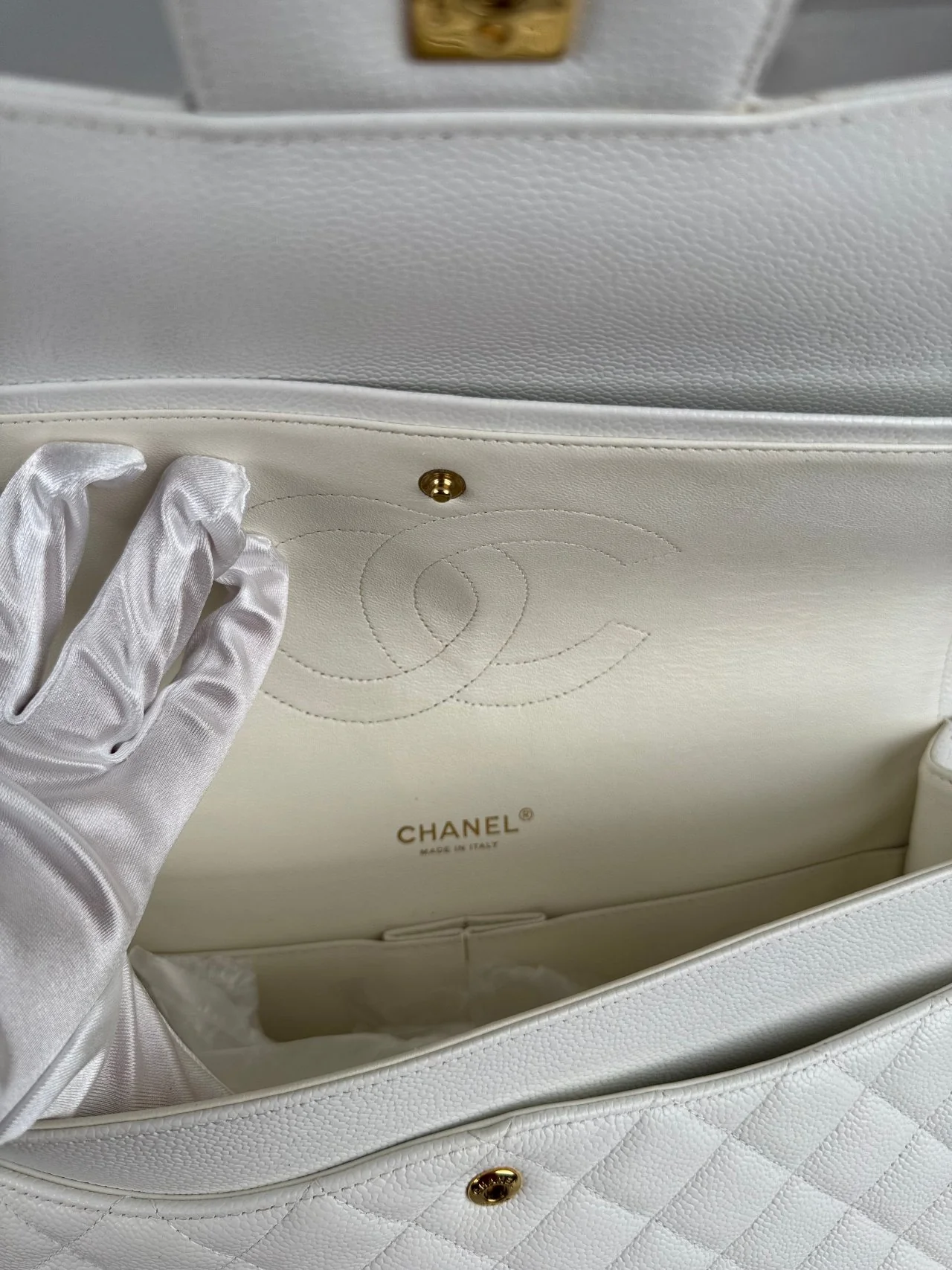 used-Chanel timeless flap Bag Caviar Leather Maxi size in white-MILOURA