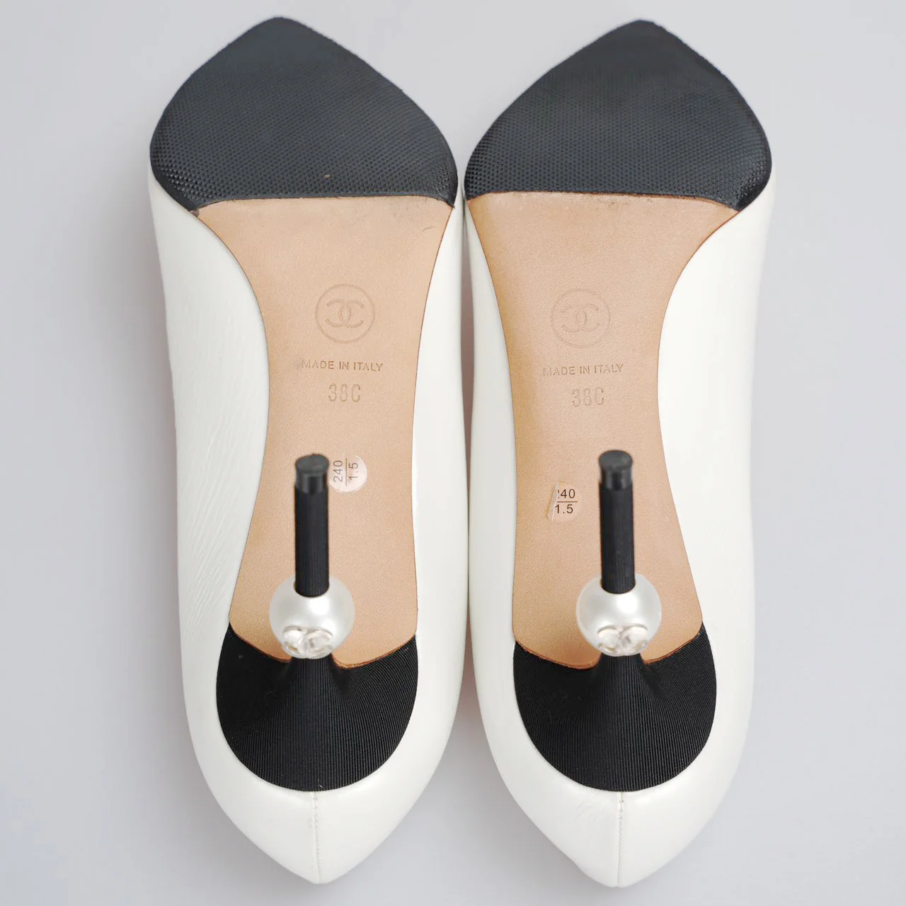 used-Chanel white black pumps with pearl CC logo 38-MILOURA