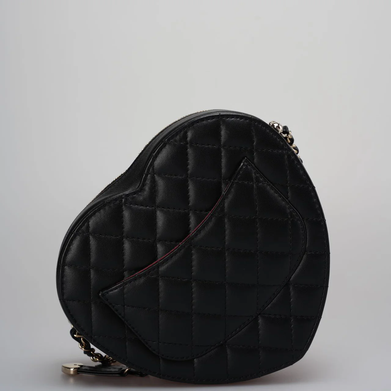 used-Chanel Lambskin Quilted CC In Love big Heart Clutch With Chain in Black-MILOURA