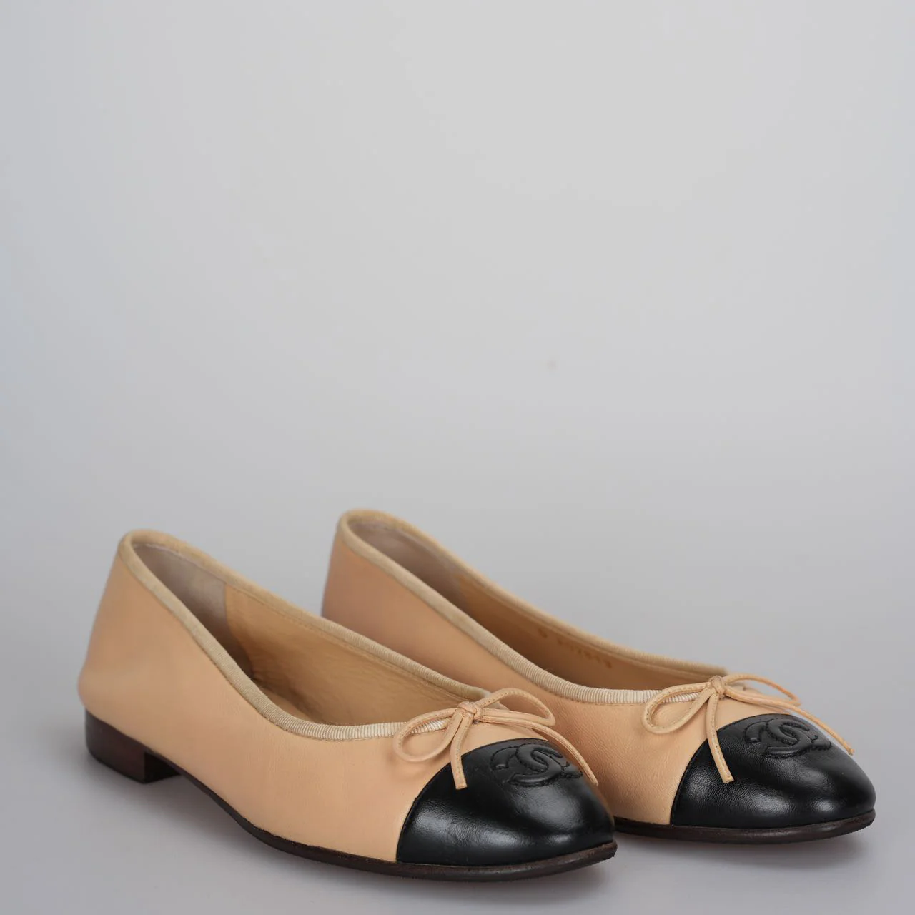 used-Chanel Beige/Black Leather CC Bow Cap Toe Ballet Flats Size 35 .5-MILOURA