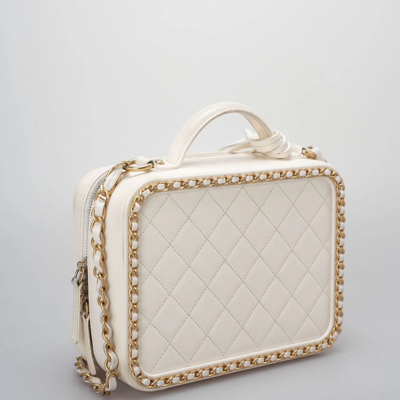 used-Chanel White vanity case Bag in Quilted Leather CC Filigree Chain Around-MILOURA