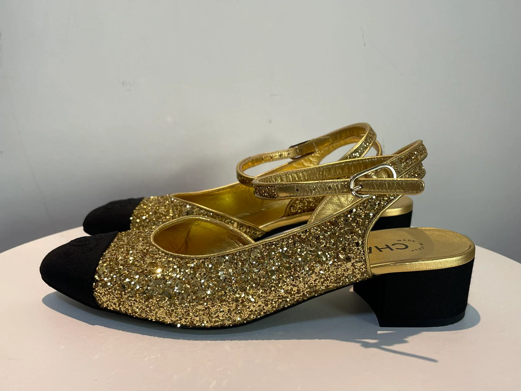 used-Chanel GoldBlack Coarse Glitter and Fabric CC Cap Toe Slingback Pumps Size EU37.5-MILOURA