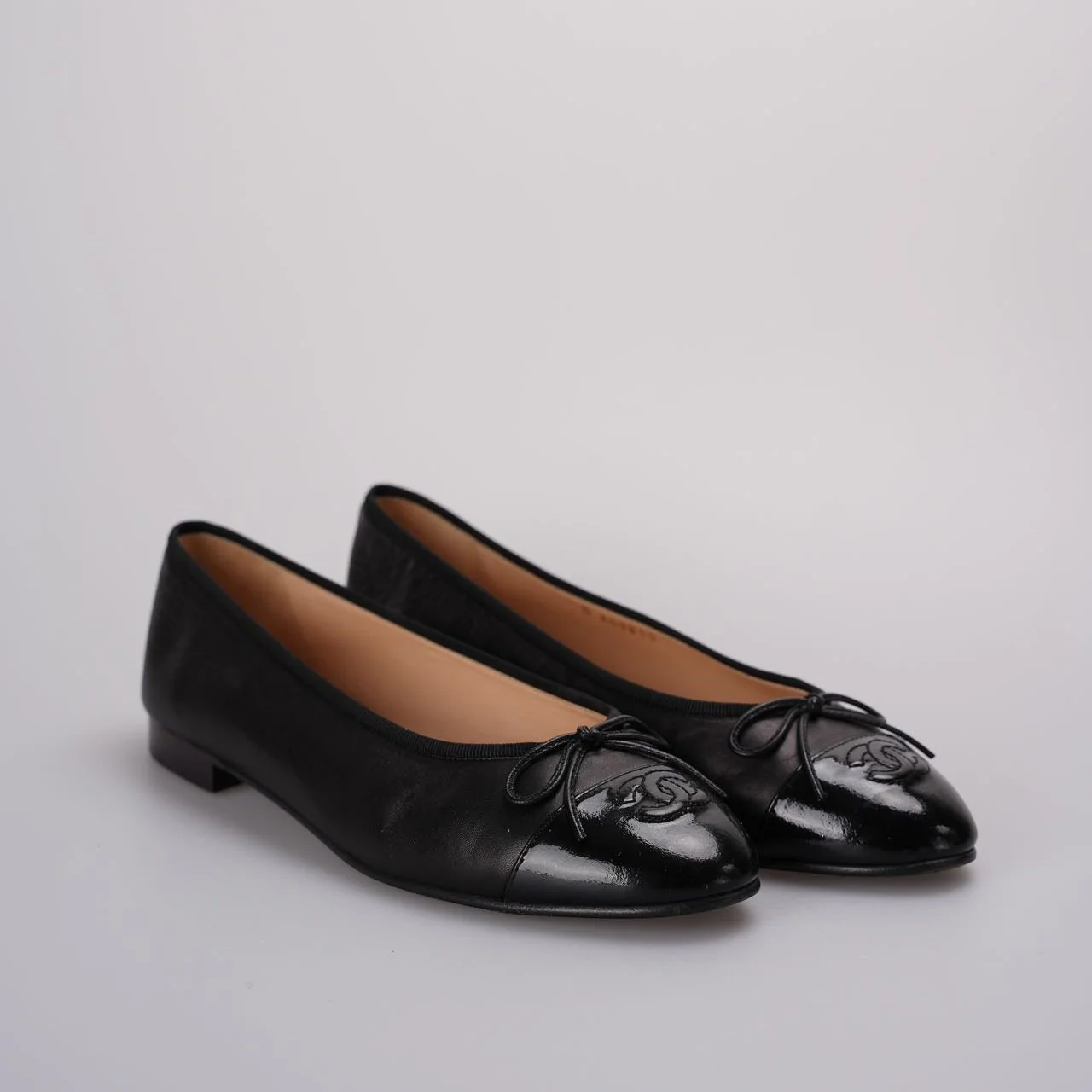 used-Chanel ballet flats in black leather with contrasting black patent toe and embossed interlaced Chanel C logo size 40-MILOURA