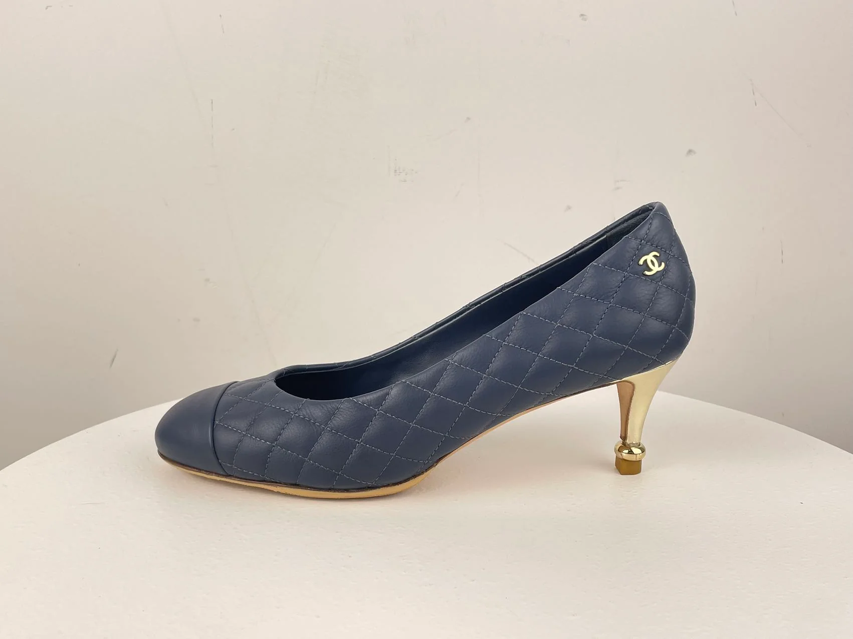 used-Chanel navy blackCalfskin Quilted Cap Toe Camellia Pumps 37.5 with Cc logo-MILOURA