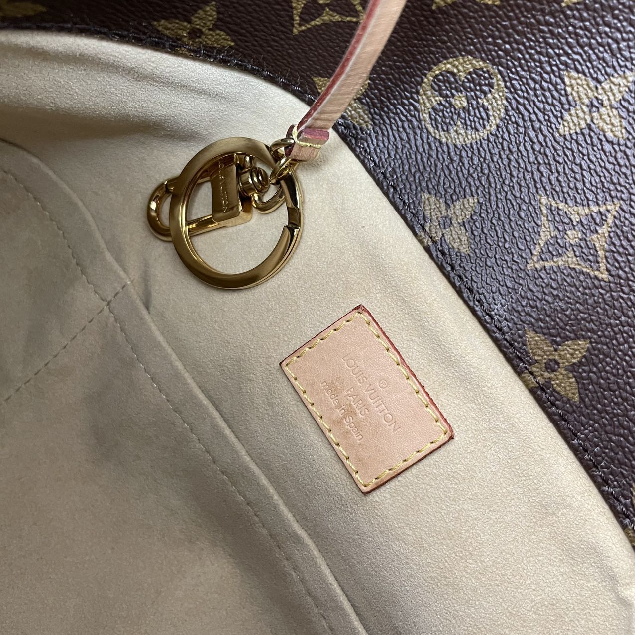 Louis Vuitton Artsy MM Hobo Monogram Bag 2017