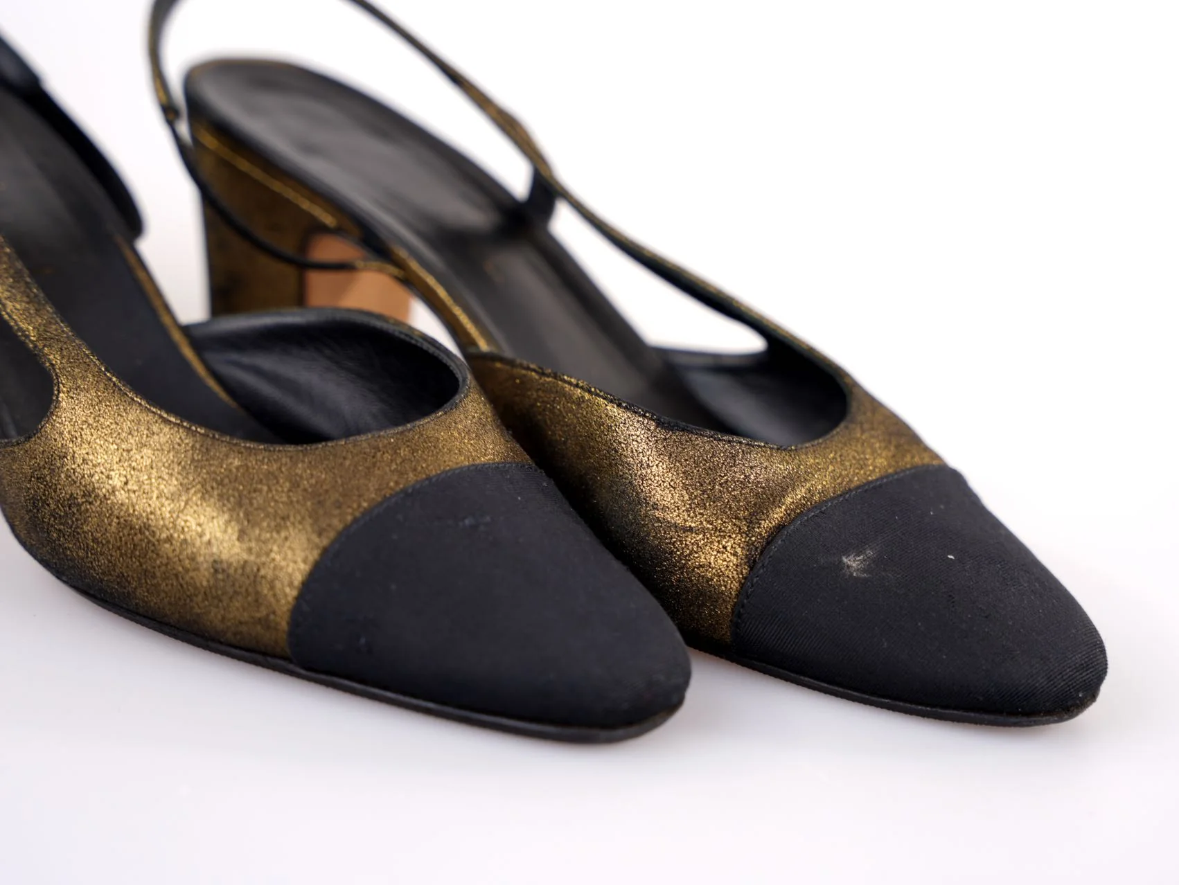 used-Chanel Metallic Lambskin Grosgrain Cap Toe CC Slingback Pumps Gold Black Size 39C-MILOURA