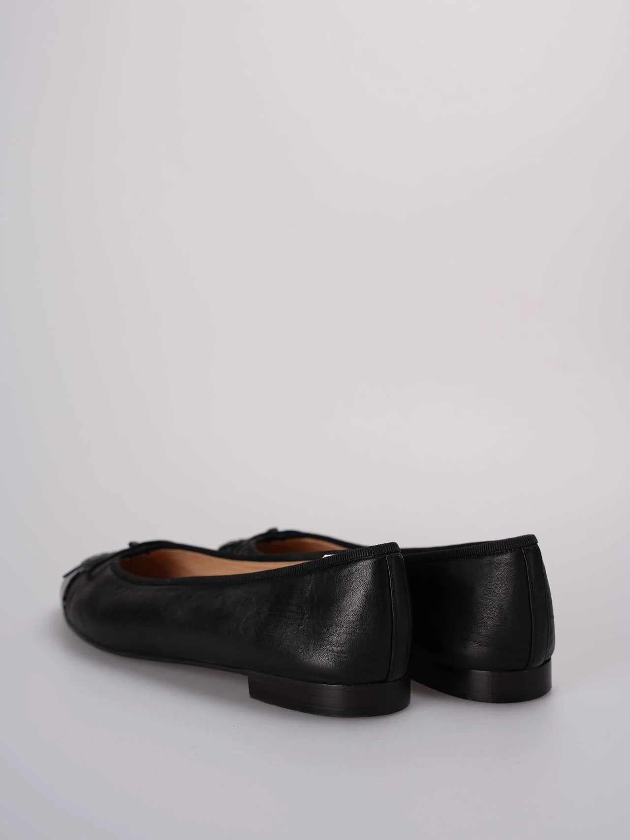 used-Chanel ballet flats in black leather with contrasting black patent toe and embossed interlaced Chanel C logo size 40-MILOURA