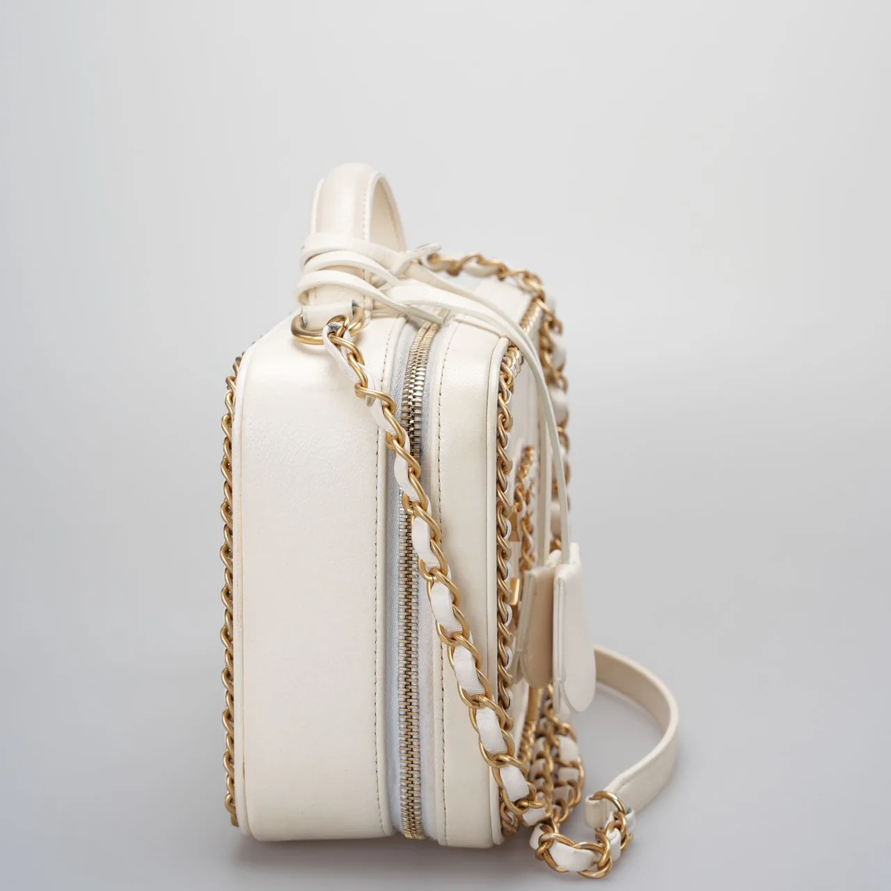 used-Chanel White vanity case Bag in Quilted Leather CC Filigree Chain Around-MILOURA