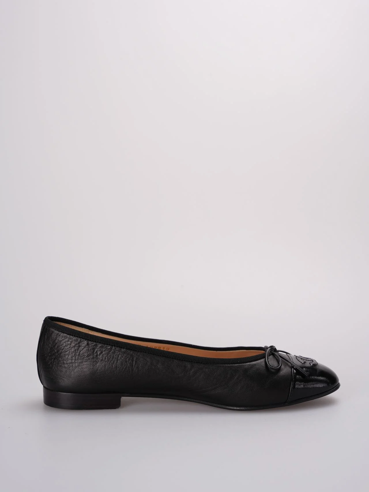 used-Chanel ballet flats in black leather with contrasting black patent toe and embossed interlaced Chanel C logo size 40-MILOURA