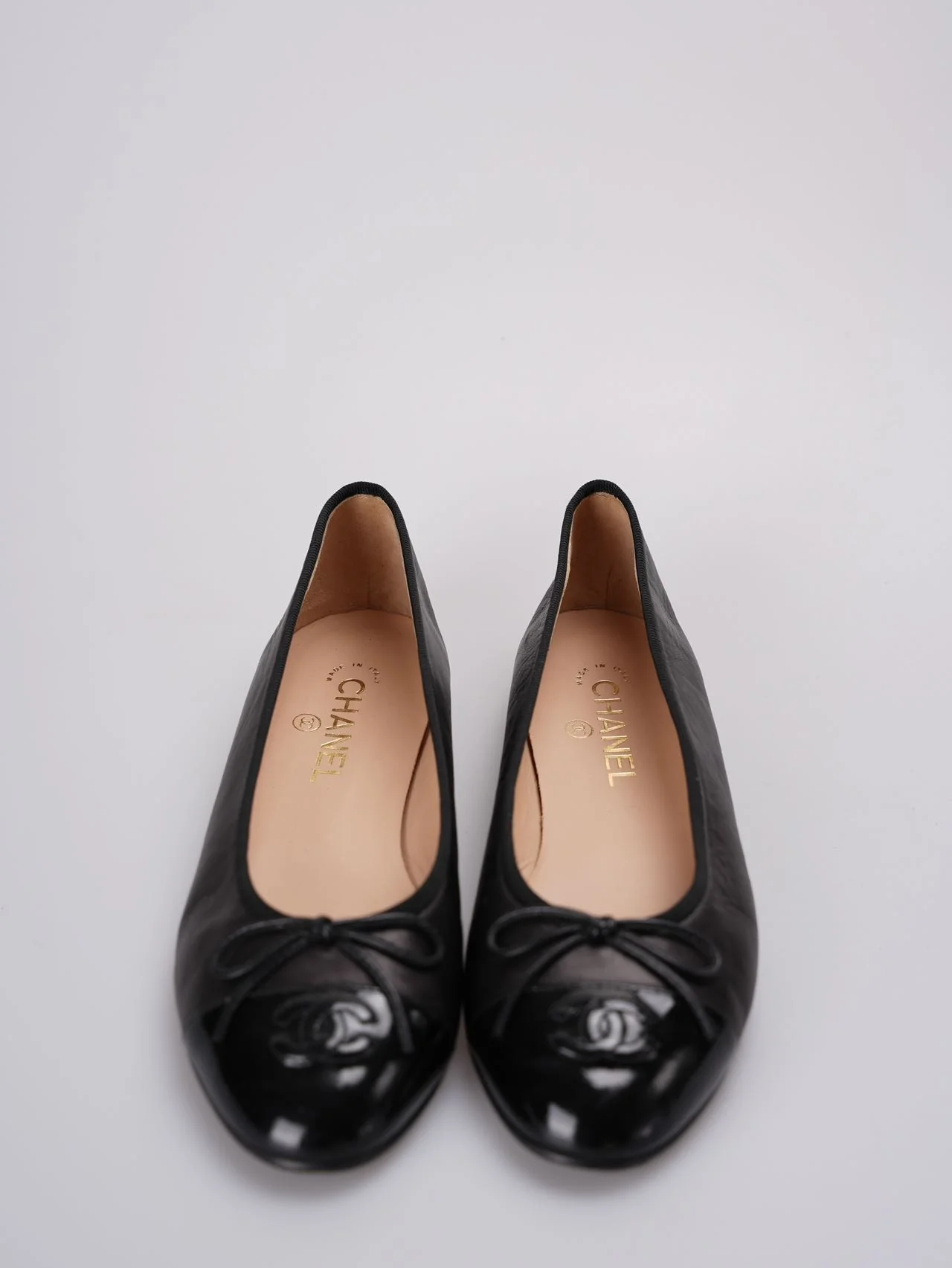 used-Chanel ballet flats in black leather with contrasting black patent toe and embossed interlaced Chanel C logo size 40-MILOURA