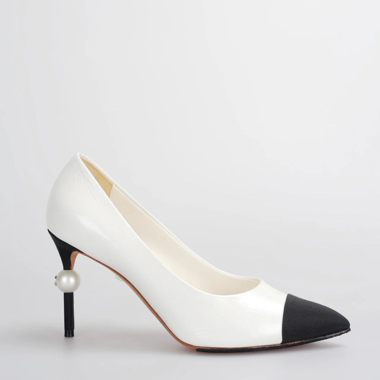 used-Chanel white black pumps with pearl CC logo 38-MILOURA