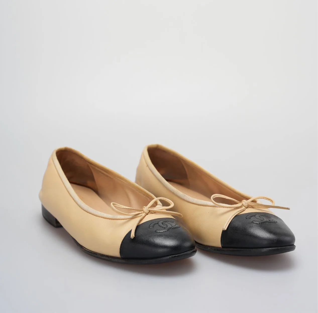 used-Chanel Beige/Black Leather CC Bow Cap Toe Ballet Flats Size 37 .5-MILOURA