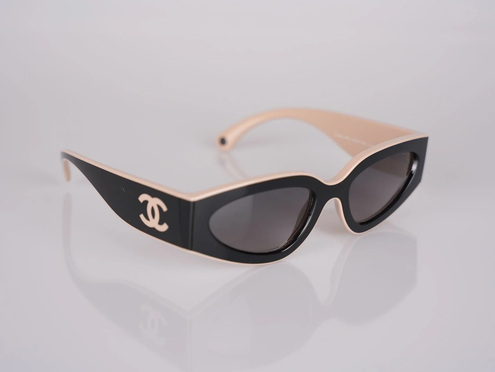 used-Chanel Cat Eye Sunglasses with CC Logo Black and Beige-MILOURA