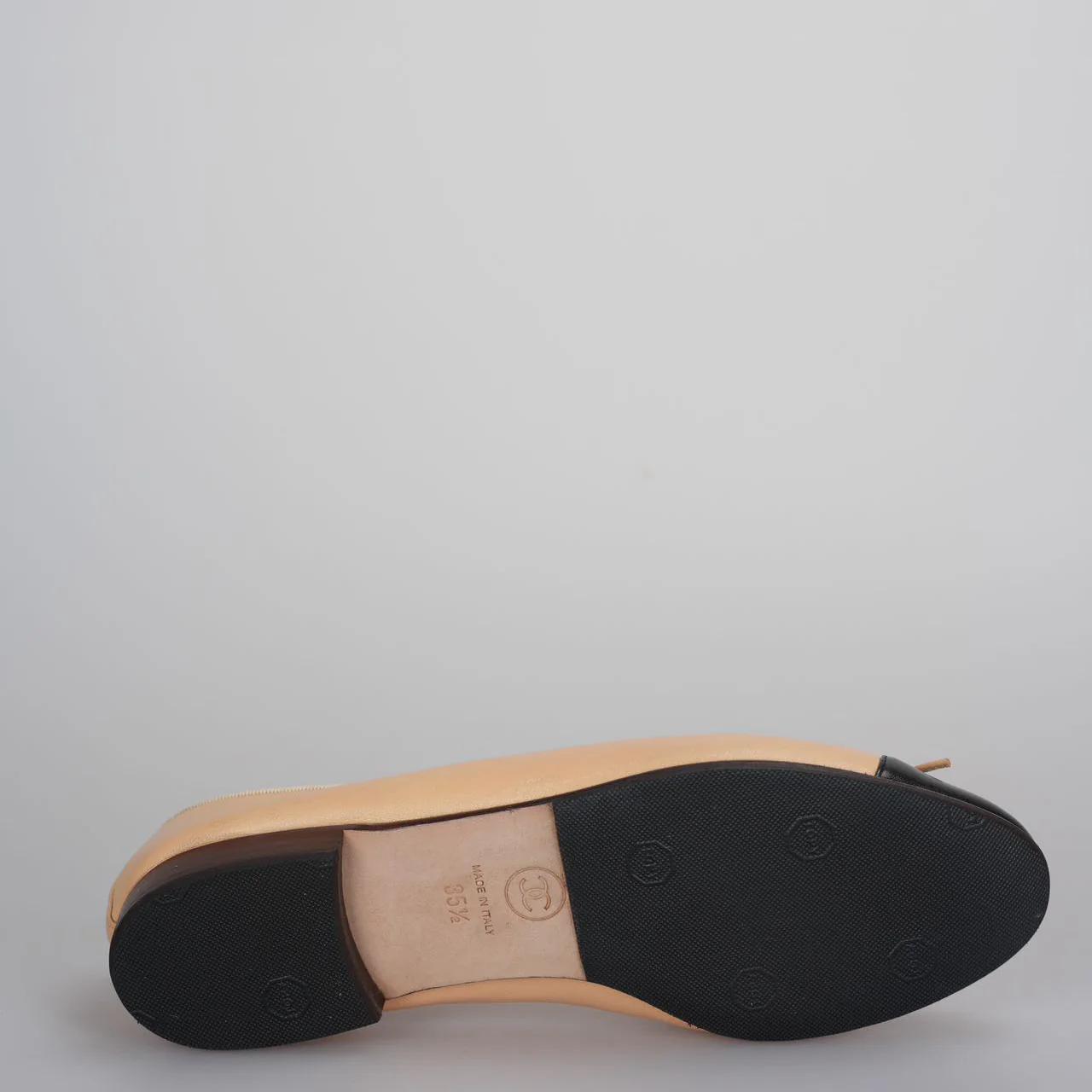 used-Chanel Beige/Black Leather CC Bow Cap Toe Ballet Flats Size 35 .5-MILOURA