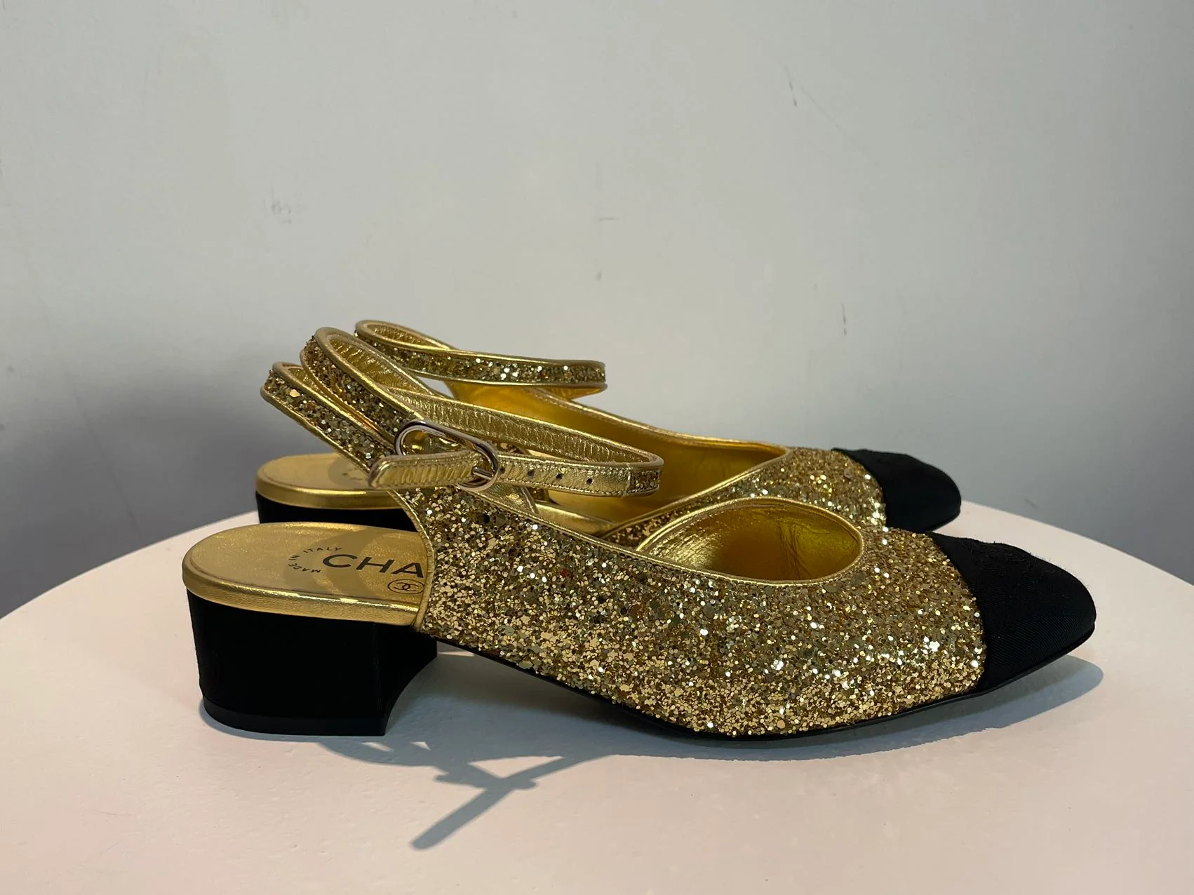 used-Chanel GoldBlack Coarse Glitter and Fabric CC Cap Toe Slingback Pumps Size EU37.5-MILOURA
