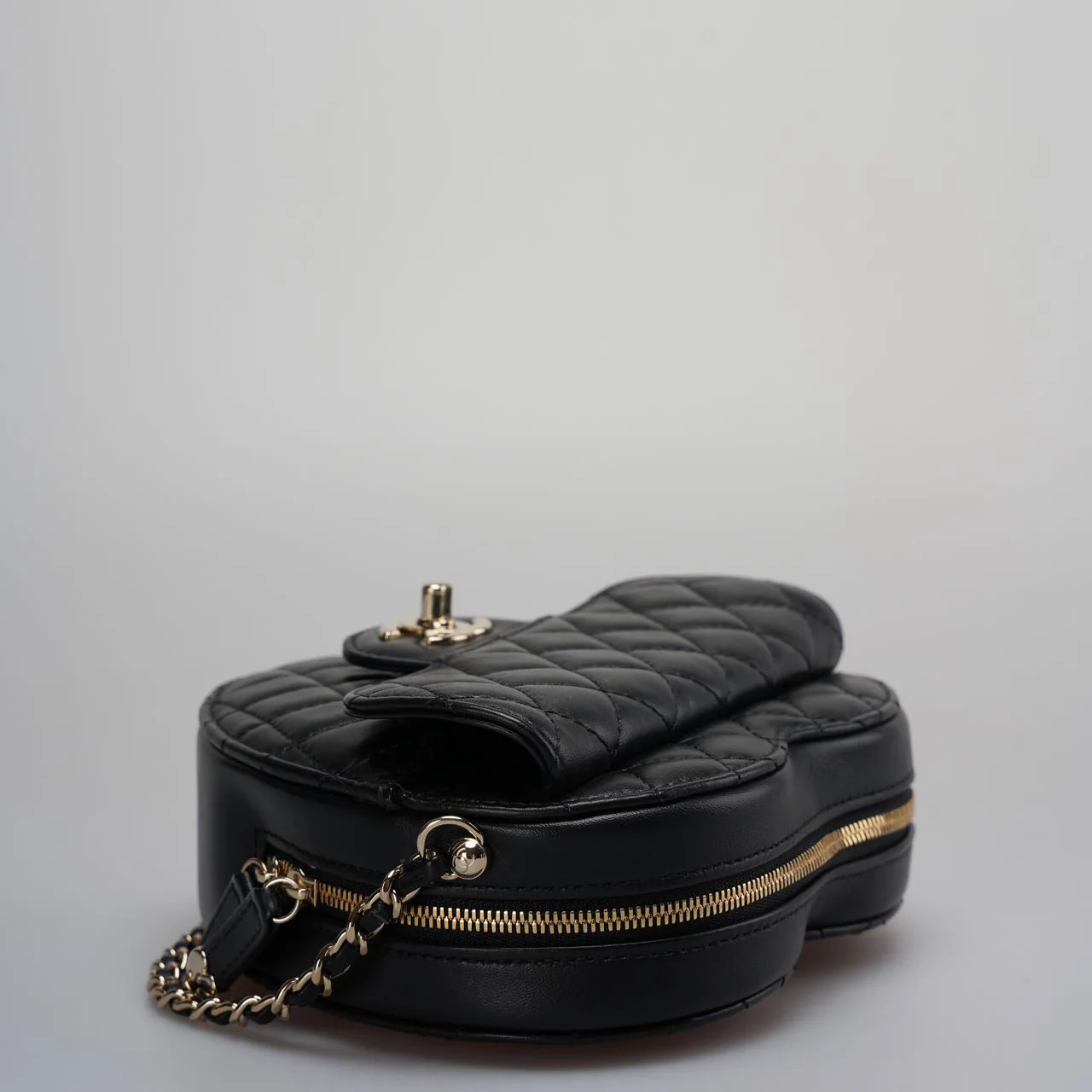 used-Chanel Lambskin Quilted CC In Love big Heart Clutch With Chain in Black-MILOURA