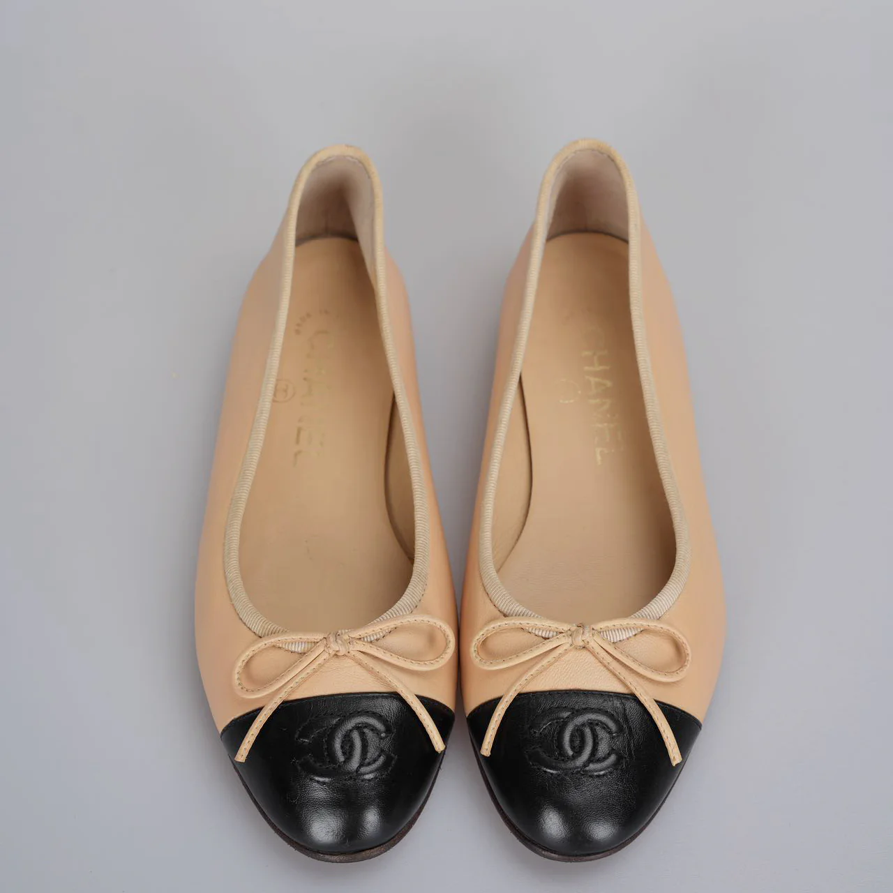 used-Chanel Beige/Black Leather CC Bow Cap Toe Ballet Flats Size 35 .5-MILOURA