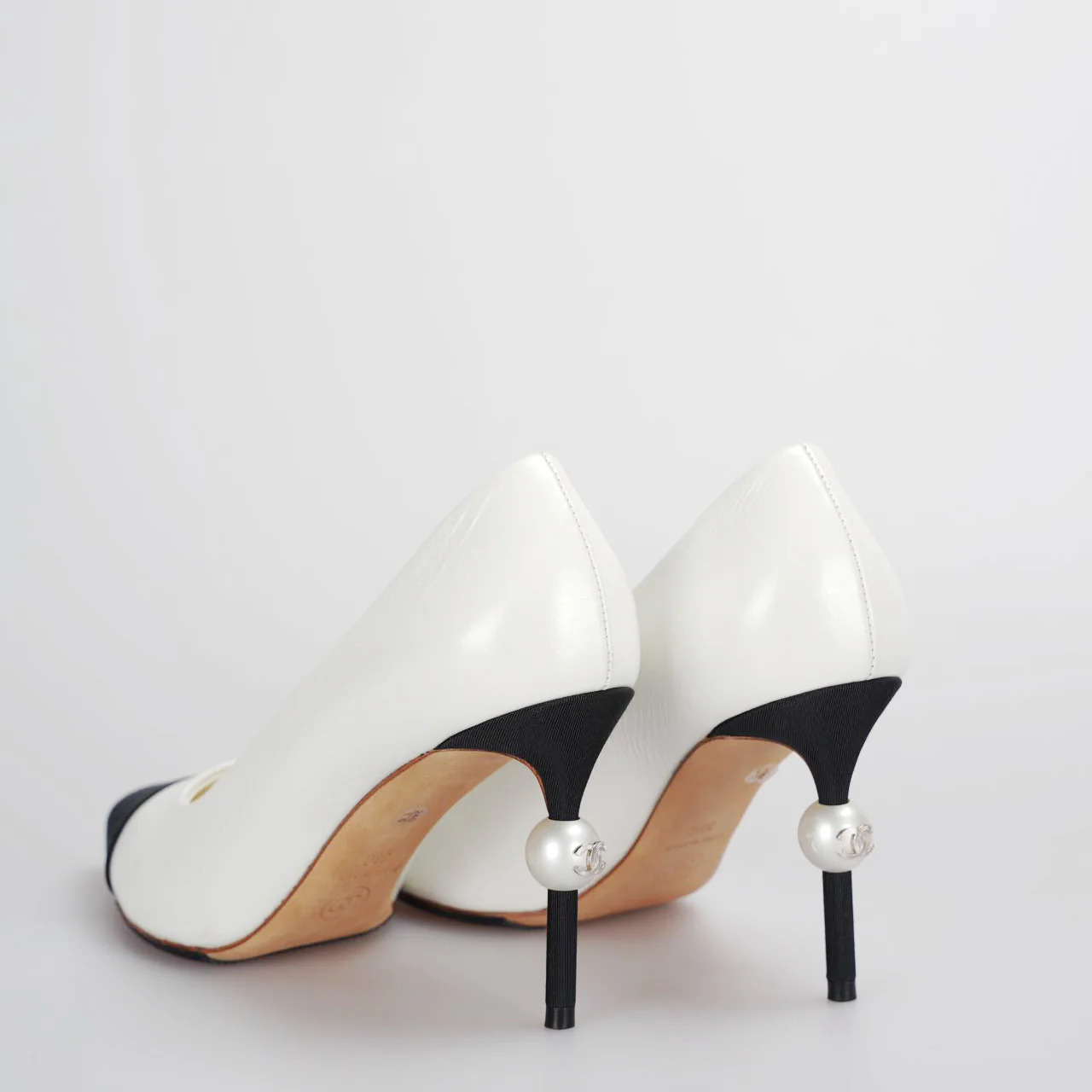 used-Chanel white black pumps with pearl CC logo 38-MILOURA