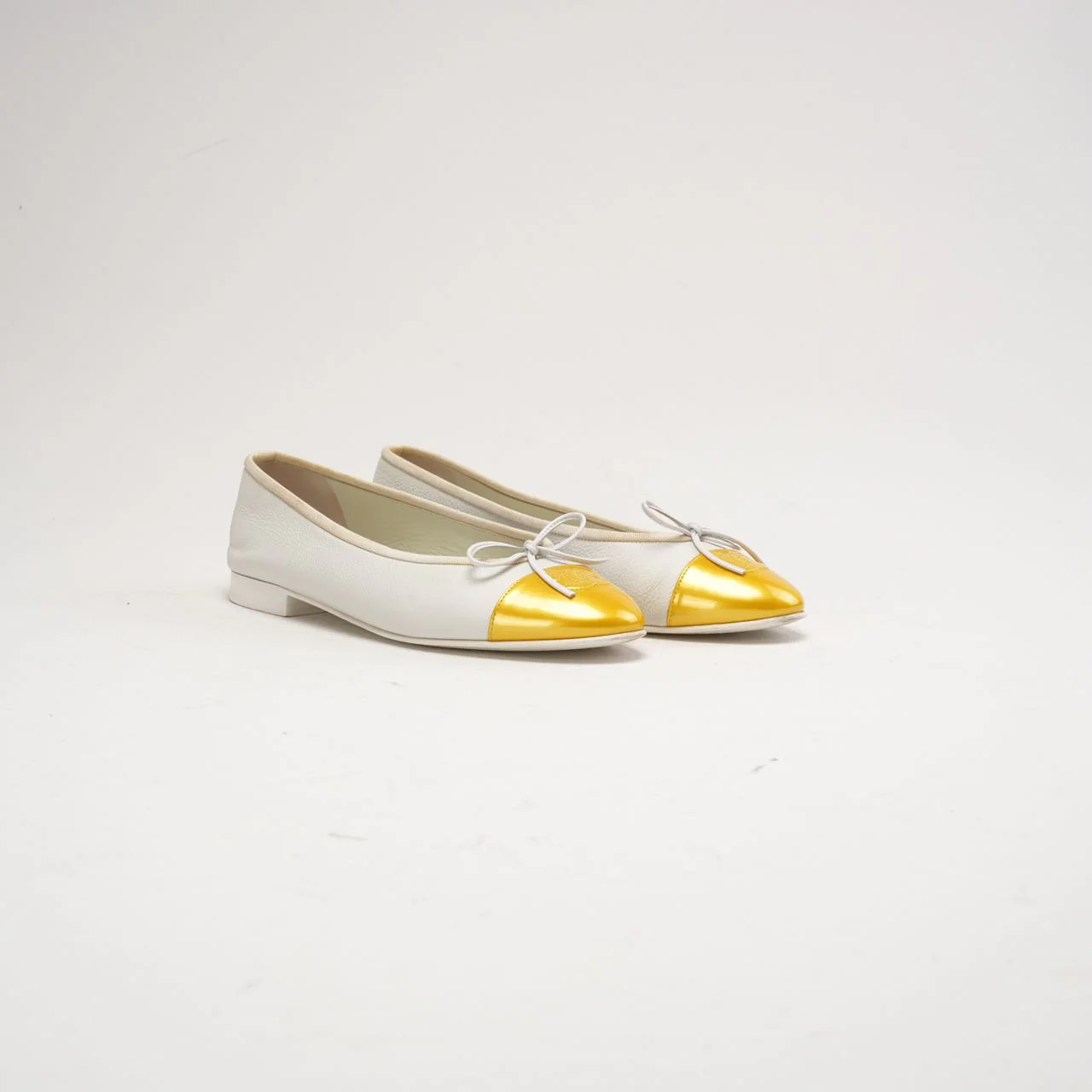 Ballerines Chanel en cuir blanches / jaunes à logo CC, taille 39