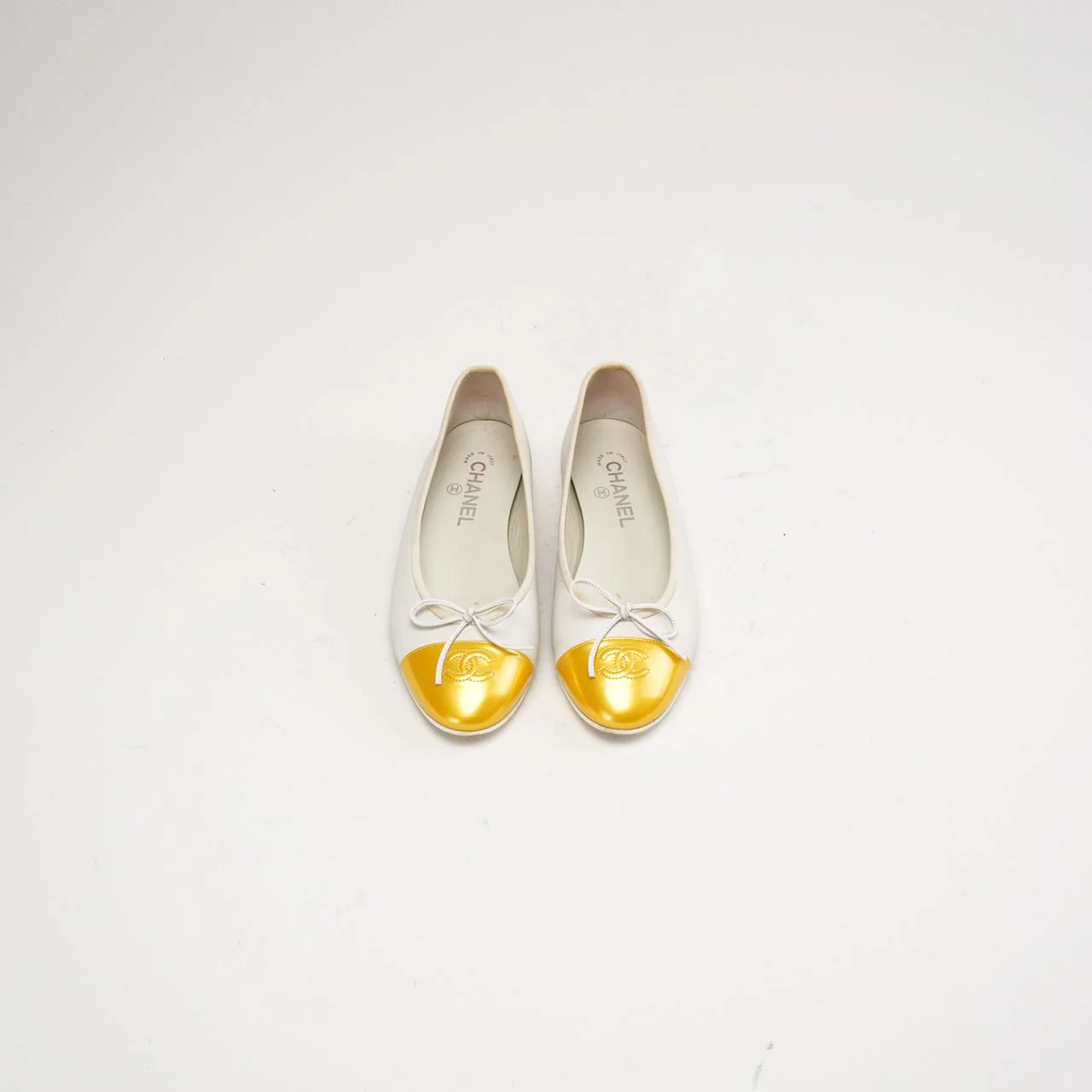 Ballerines Chanel en cuir blanches / jaunes à logo CC, taille 39