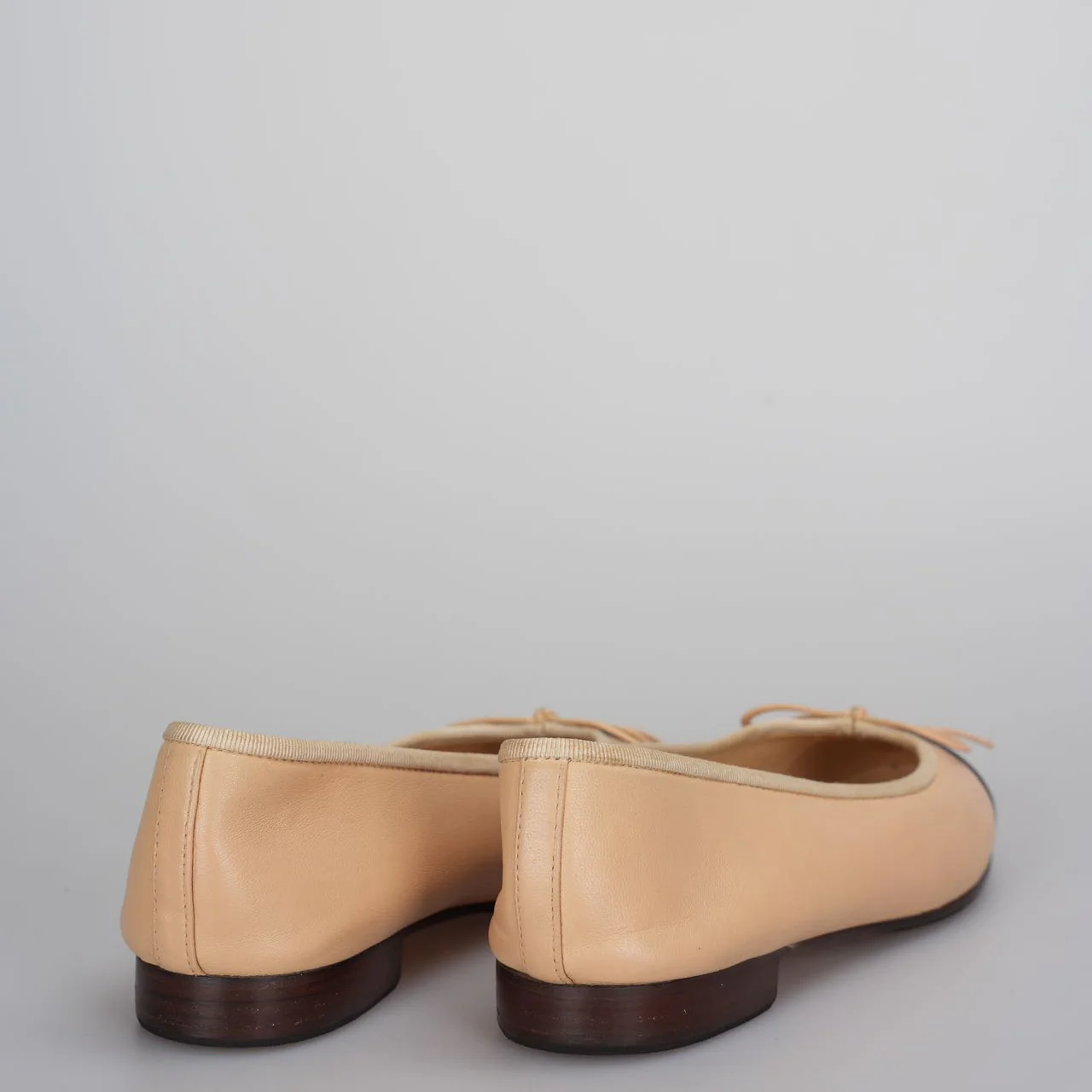 used-Chanel Beige/Black Leather CC Bow Cap Toe Ballet Flats Size 35 .5-MILOURA