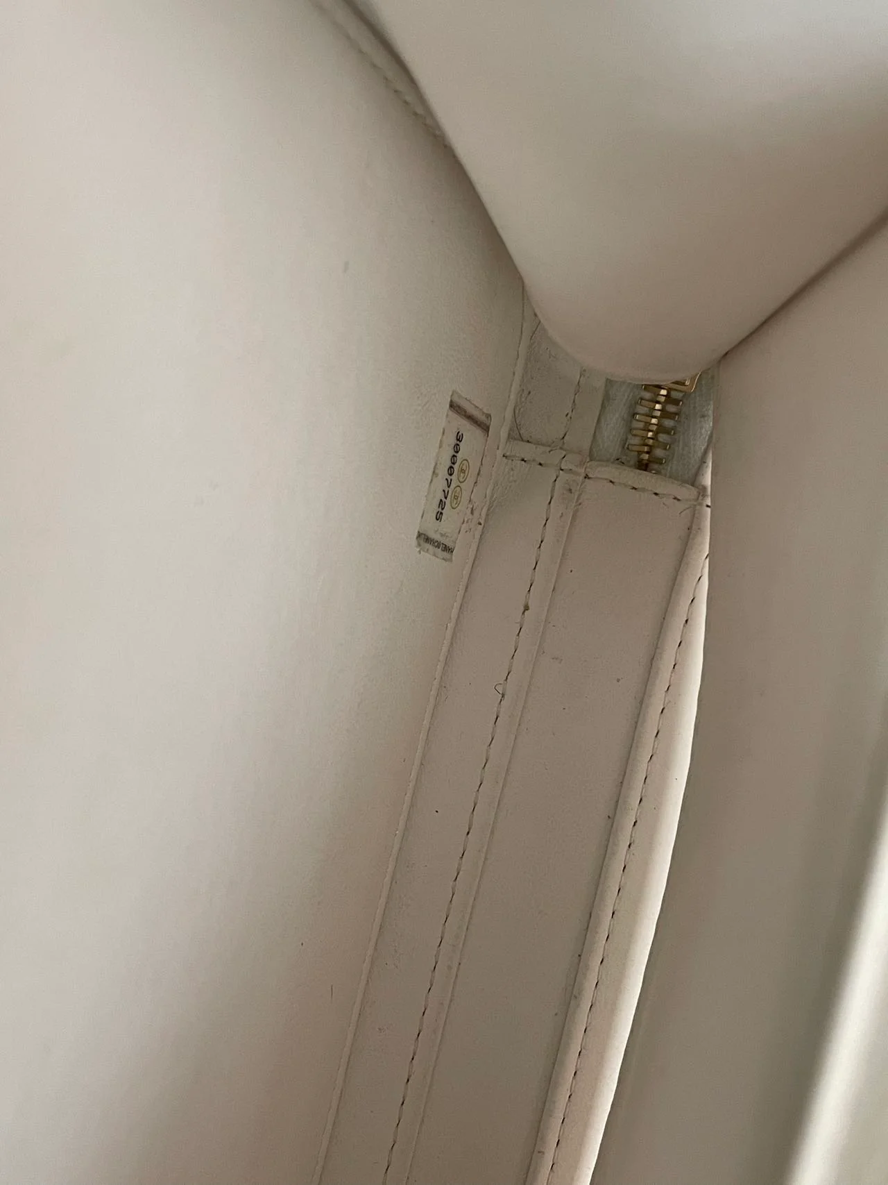 used-Chanel White vanity case Bag in Quilted Leather CC Filigree Chain Around-MILOURA