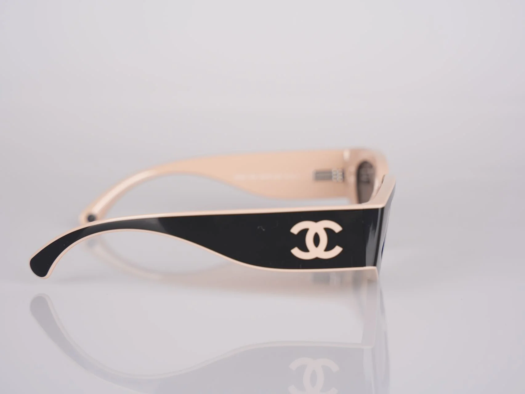 used-Chanel Cat Eye Sunglasses with CC Logo Black and Beige-MILOURA