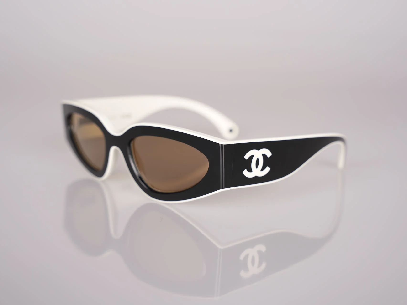 used-Chanel Cat Eye Sunglasses with CC Logo Black and White-MILOURA