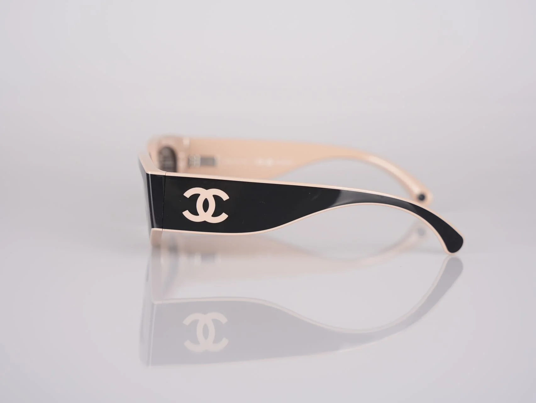 used-Chanel Cat Eye Sunglasses with CC Logo Black and Beige-MILOURA